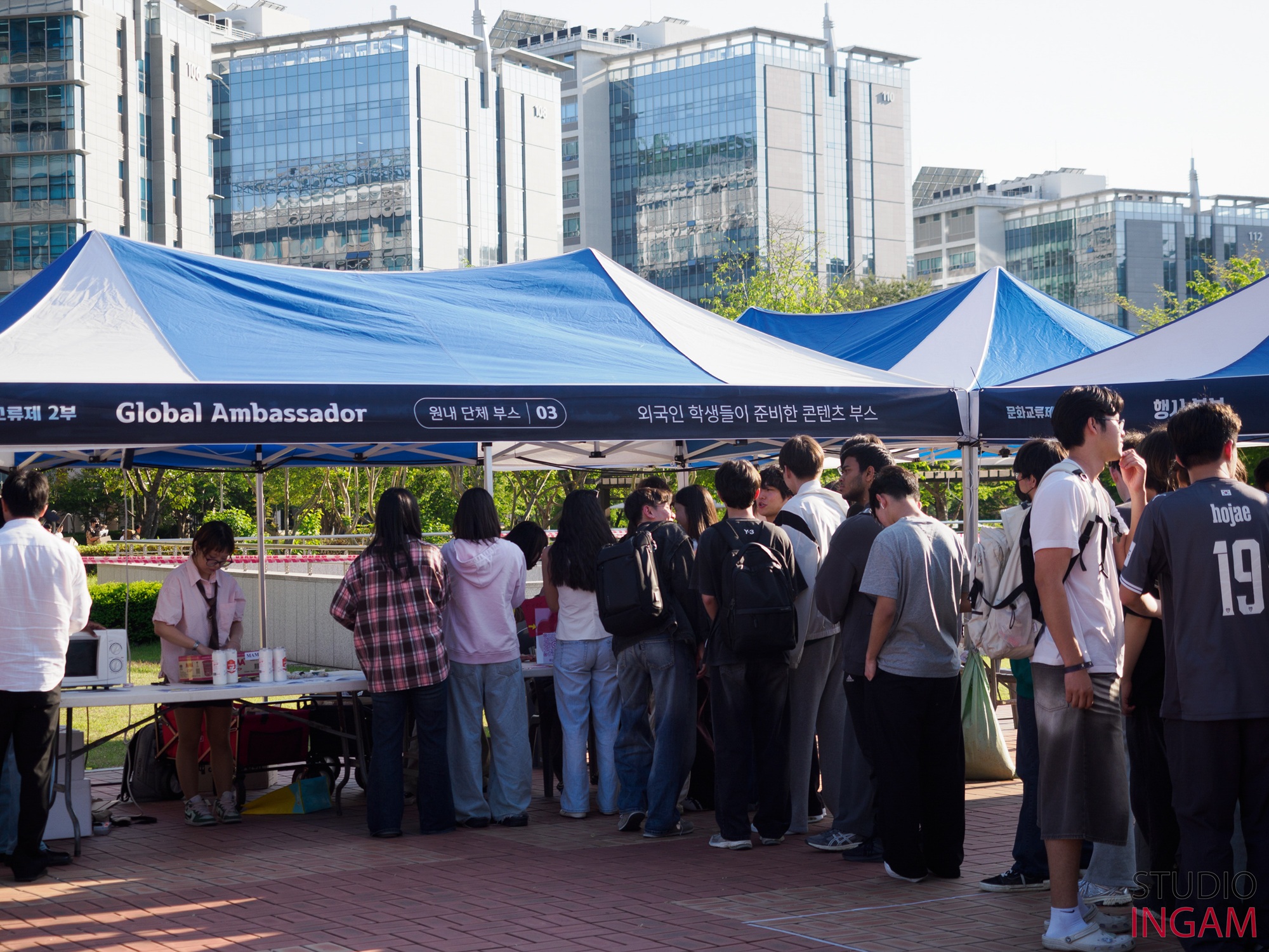 UNIST 문화교류제 참가자들이 외국인 유학생들이 마련한 ‘글로벌 앰배서더’ 부스를 찾고 있다. l 사진: STUDIO INGAM
