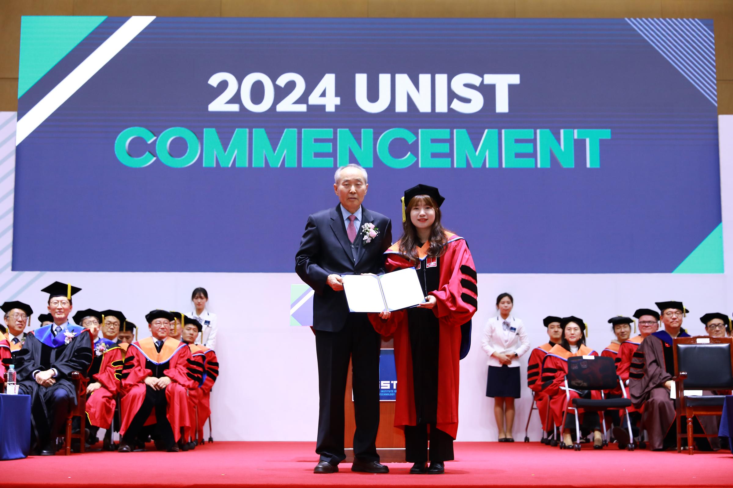 From left are Former UNIST President Moo Je Cho and Jiyeon Kim, the 2024 recipient of Yebong Best Dissertation Award.