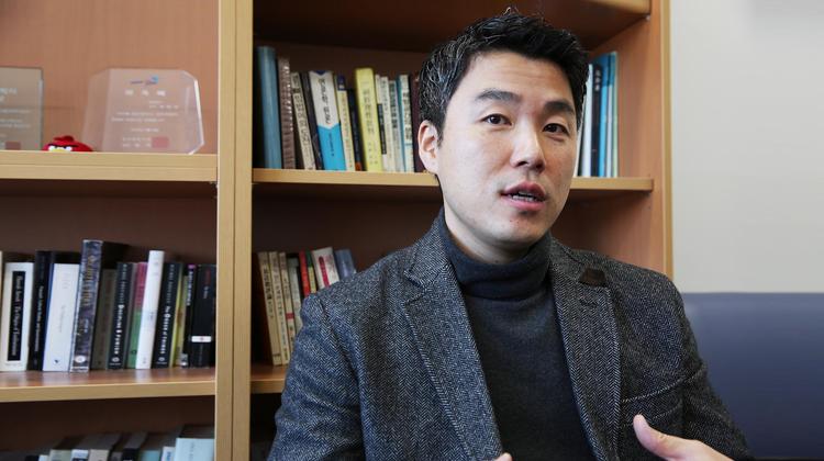 UNIST Professor Awarded Research-Abroad Fellow of the Year