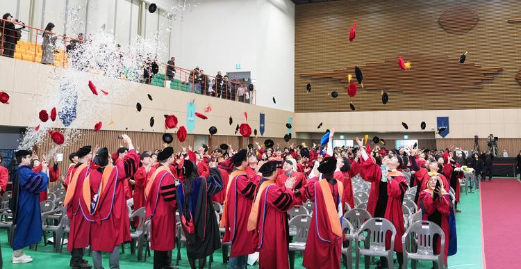 [2026 학위수여식] “길을 만드는 개척자 되길” UNIST 인재 883명 배출